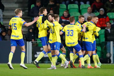Gitzwarte avond voor 'nummer laatst' Groningen: Cambuur wint, thuisfans op het veld