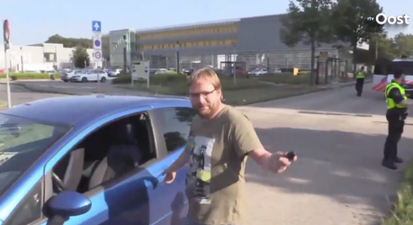 Politie in Enschede stuurt Belgische man weg vanwege AZ - Antwerp (video)