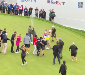 🎥 | Golfprof Adam Hadwin per ongeluk KEIHARD getackled door beveiliger