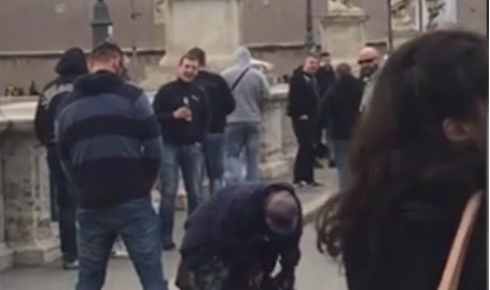 'Fans' plassen over bedelaars in Rome heen (video)