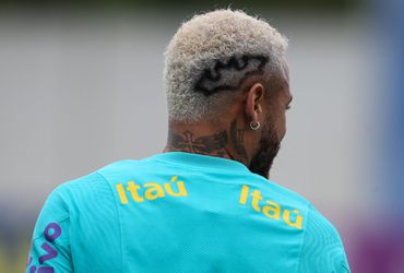 📸 Neymar uitgelachen om schots en scheef Batman-logo in zijn kapsel: 'Staat voor Joker'