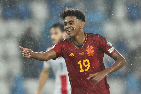 Lamine Yamal (16) is jongste speler én doelpuntenmaker OOIT in nationaal team van Spanje