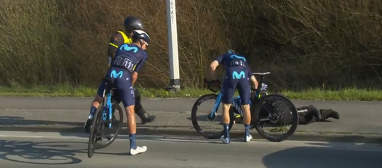 🎥 | Movistar-wielrenner botst seingever tegen de vlakte bij Brugge-De Panne