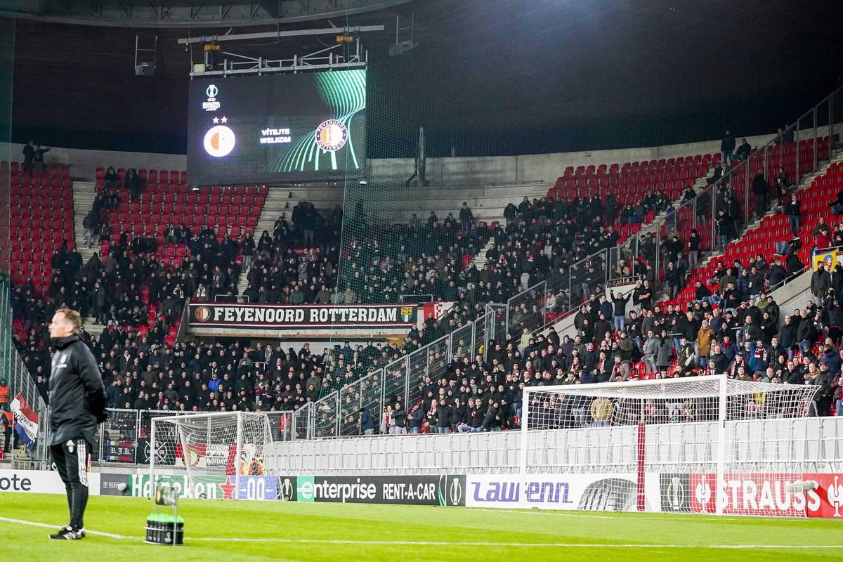 OLIEDOM! 'Supporters' bekogelen Slavia-speler en Feyenoord mag de portemonnee trekken