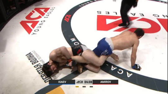 🎥 | 'Nasty heel hook': vechter moet aftikken na slimme beenklem