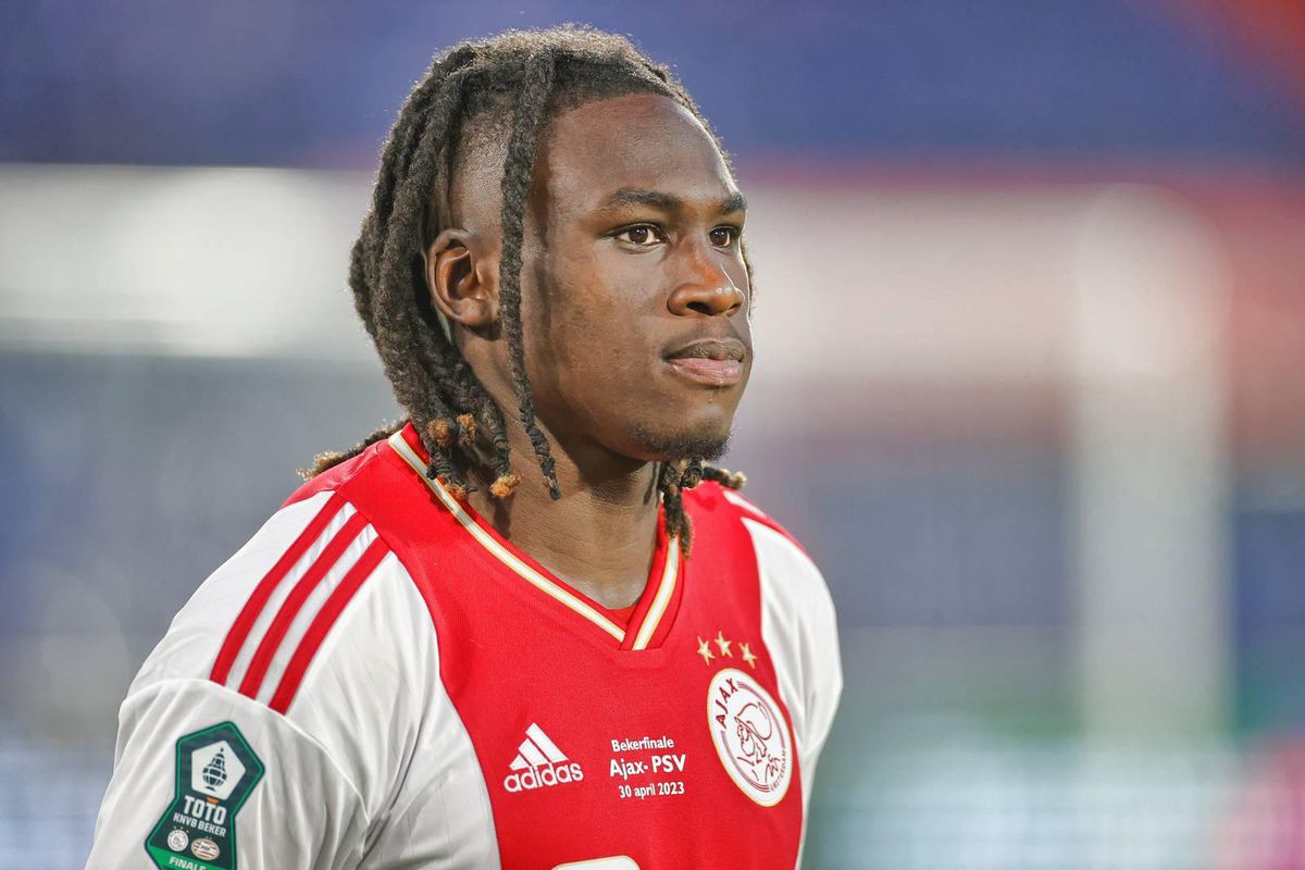 Ajax laat Calvin Bassey thuis: club hoopt op snelle transfer naar Fulham