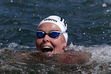 Sharon van Rouwendaal zwemt zich naar eerste wereldtitel op 10 kilometer open water
