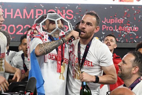 📸 | Compleet gekkenhuis: Antwerp-spelers slopen kampioenstrofee tijdens feestje