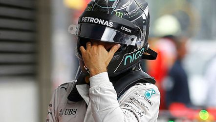Rosberg legt schuld crash bij Hamilton: 'Ik zat aan de binnenkant, dus ik beslis'