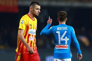 Napoli blijft aan kop na prachtgoal Mertens en intikker Hamsik