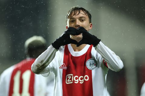 Ajax bindt talent Youri Regeer tot 2025