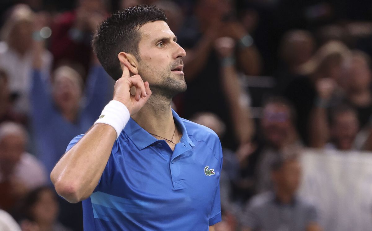 🎥 | Doping of magische energydrink? Mensen op tribune brouwen drankje voor Novak Djokovic