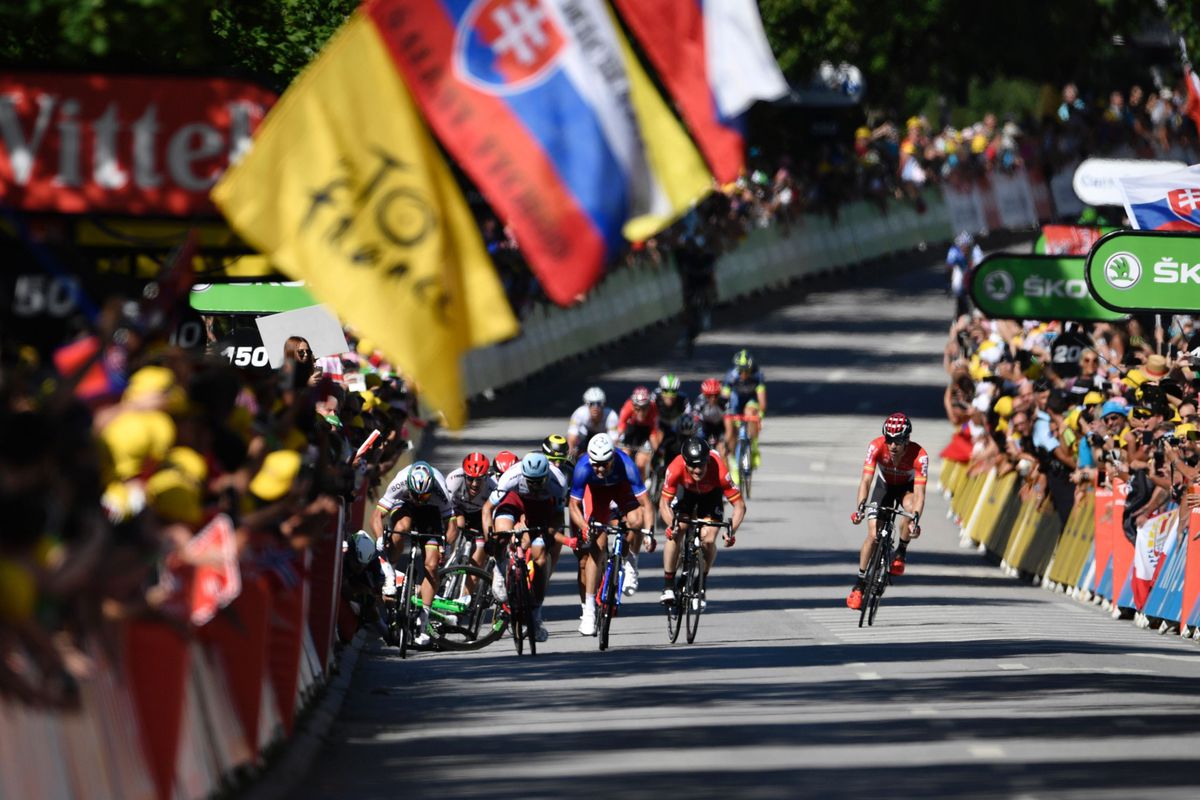 Extreem harde valpartijen in slotfase 4de etappe Tour de France (video)