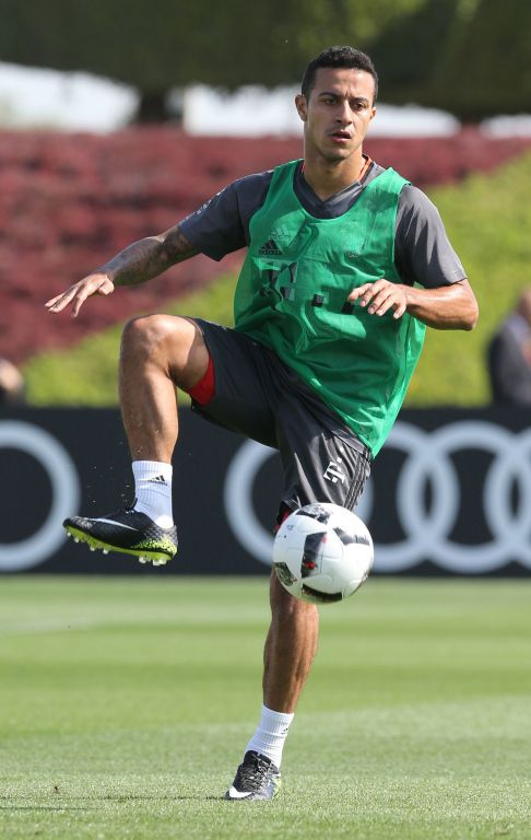 Bayern moet Thiago missen door spierblessure