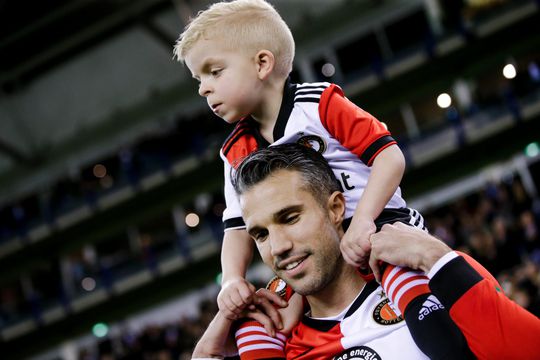 Van Persie geeft jongetje met beperking dag van z'n leven: 'Kreeg er tranen van in mijn ogen'