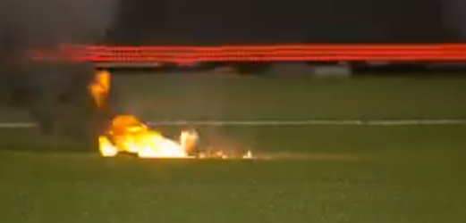 WTF! Twente-fans zetten kunstgrasveld in de fik met vuurwerkbommen (video)
