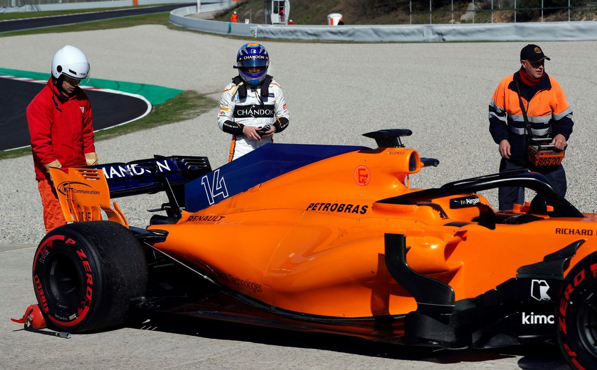 Pech 4.0 voor McLaren: Alonso kampt met olielek en staat wéér lang stil