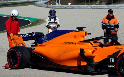 Pech 4.0 voor McLaren: Alonso kampt met olielek en staat wéér lang stil