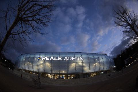 🎥 | Spelersbus Atlético Madrid gestenigd door supporters Real Sociedad