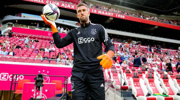 'Maarten Stekelenburg denkt nog niet aan stoppen en kan Ajax-contract verlengen'