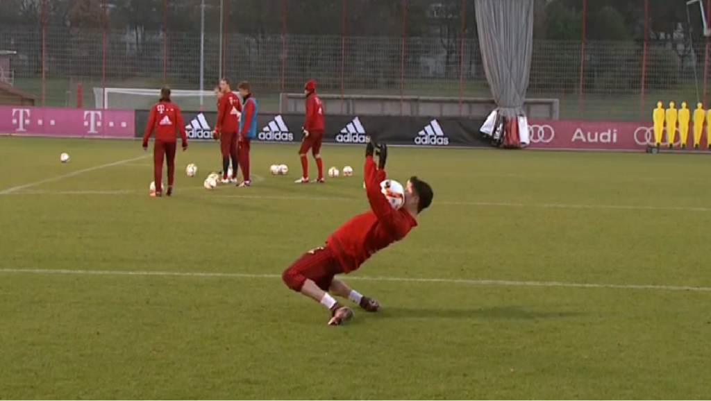 Lewandowski showt skills op training Bayern (video)