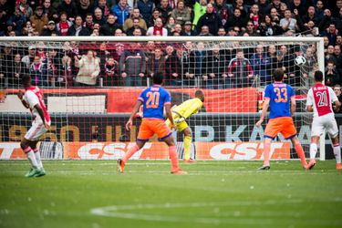 Ajax wint Klassieker na wondergoal van Bazoer