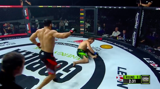 🎥 | Zit-KO! MMA-vechter Torosyan slaat tegenstander letterlijk in elkaar