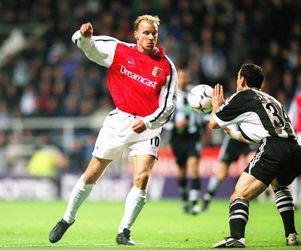 🎥 | Exact 20 jaar geleden: Dennis Bergkamp tovert én scoort voor Arsenal tegen Newcastle
