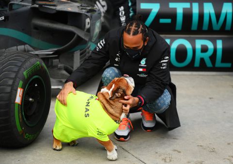 📸  | Lewis Hamilton deelt verhaal met een luchtje: 'Hij liet een scheet in mijn gezicht'