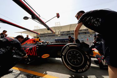 LOL! Slapende Verstappen rijdt eigen pits voorbij (video)