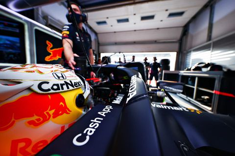 Max Verstappen past zijn wagen op het laatste moment voor kwalificatie nog wat aan