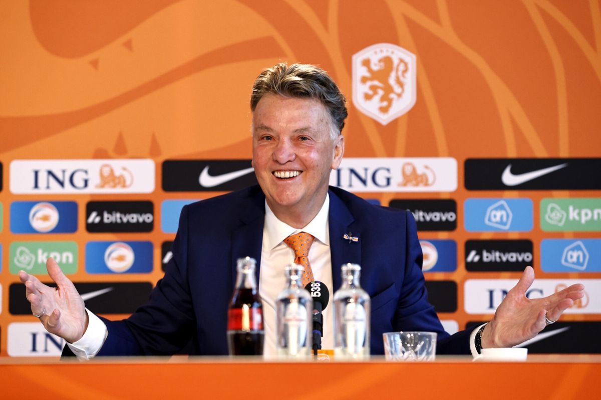 Louis van Gaal heeft een gouden pik en oranje onderbroek: 'Ze gaan mee naar Qatar'