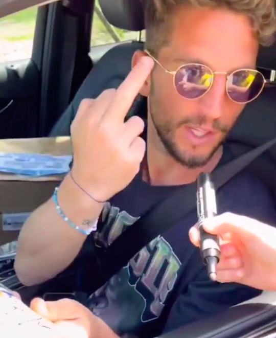 😂 | Dries Mertens vraagt fans middelvinger op steken naar toeterende automobilist