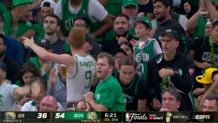 🎥 | Boston Celtics-fan tekent Derrick White's jersey op zijn bovenlijf