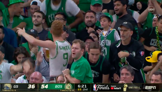 🎥 | Boston Celtics-fan tekent Derrick White's jersey op zijn bovenlijf