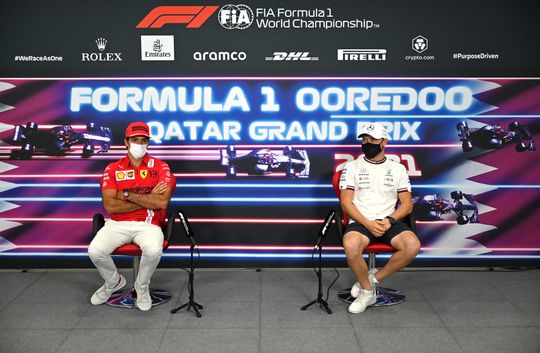 Gezellig bij de stewards: naast Verstappen ook Bottas en Sainz ontboden vanwege negeren gele vlag