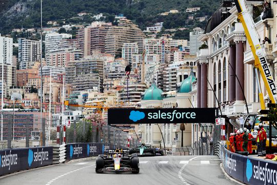 Verstappen komt goed weg bij de start in Monaco; Pérez moet meteen de pit in