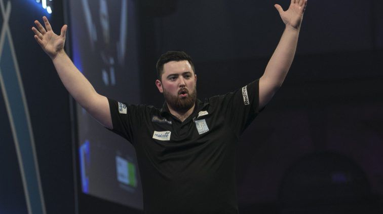 Darter Luke Humphries spreekt zich uit over angsten: 'Soms wil ik er het liefst mee kappen'