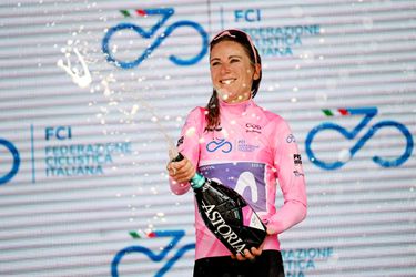 Oppermachtige Annemiek van Vleuten verpulvert de concurrentie en wint haar 4e Giro Donne