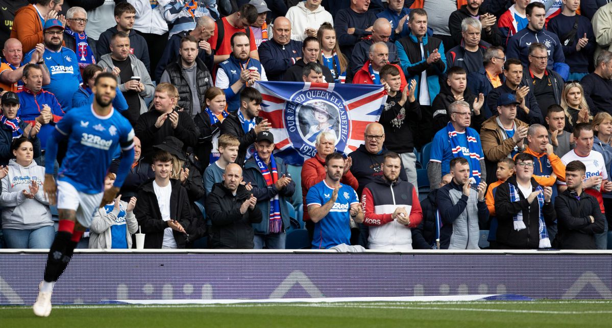 🎥​ | Dundee-fans verstoren minuut stilte voor overleden koningin: 'Lizzie is in a box'