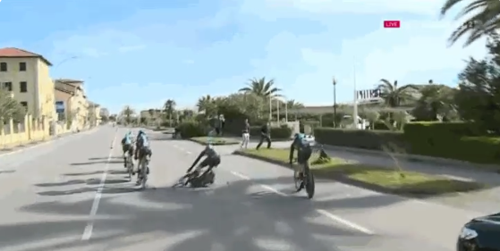 WTF! Wiel Sky-renner breekt af tijdens ploegentijdrit in de Tirreno (video)
