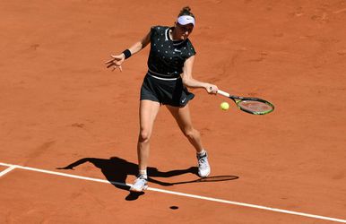 Tiener Vondrousova binnen een uurtje eerste kwartfinalist op Roland Garros