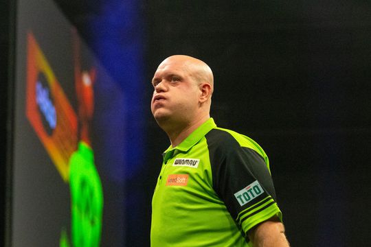 Michael van Gerwen sneuvelt bij PC5 al in openingsronde door ontketende Woodhouse