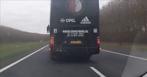 Fans achter spelersbus Feyenoord helemaal GEK na laatste fluitsignaal Ajax (video)