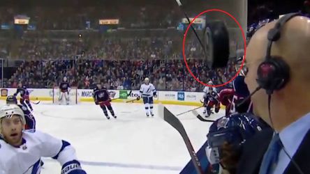 Op het nippertje! IJshockeypuck zoeft rakelings langs gezicht commentator (video)