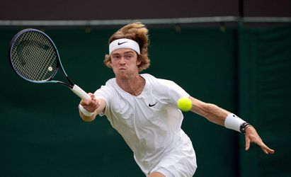 Rublev woest op Wimbledon: 'Dit is totale discriminatie, Russische sporters kunnen hier niets aan doen'