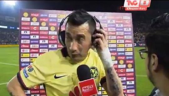 Video: 'supporter' valt speler aan tijdens interview