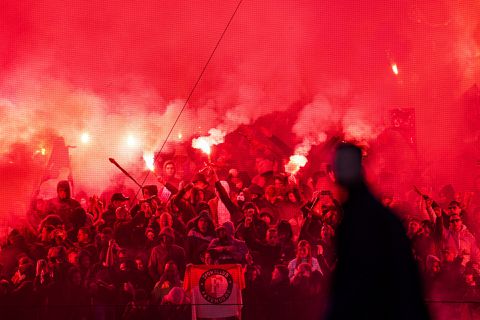 Zonnebrand en handdoek mee! Fanzone voor Feyenoord-fans op strand van Marseille