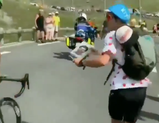 LEGEND! Sagan deelt TIJDENS etappe handtekening uit voordat hij aan klim begint (video)