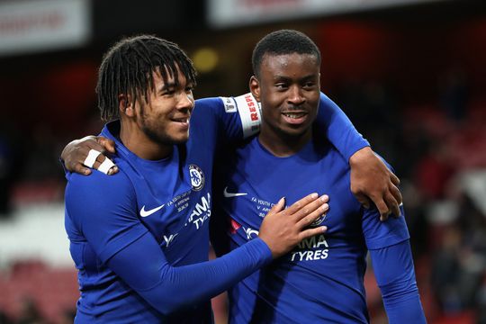 Koelbloedig Chelsea-talentje neemt strafschop zonder aanloop in kwartfinale UEFA Youth League (video)